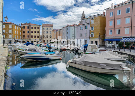 Muggia marina sulla costa orientale dell'Italia Foto Stock