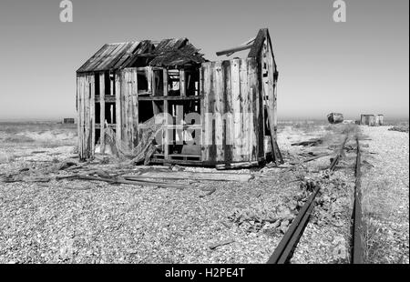 Derelitti Fisherman's capanna sulla spiaggia di Dungeness nel Kent, Inghilterra. Foto Stock