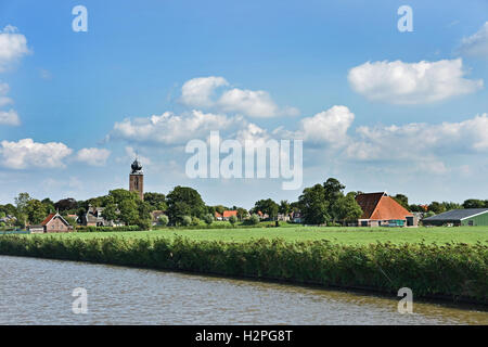 Villaggio Deinun erba verde Farm paesaggio agricolo Friesland Fryslan Paesi Bassi Foto Stock