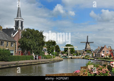 Burdaard - Birdaard piccolo villaggio Friesland Fryslan nei Paesi Bassi. ( Il Mulino a vento - Mulino 'Mûne De Zwaluw' ) Dokkumer EE Foto Stock