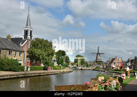 Burdaard - Birdaard piccolo villaggio Friesland Fryslan nei Paesi Bassi. ( Il Mulino a vento - Mulino 'Mûne De Zwaluw' ) Dokkumer EE Foto Stock