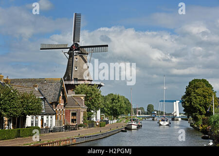 Burdaard - Birdaard piccolo villaggio Friesland Fryslan nei Paesi Bassi. ( Il Mulino a vento - Mulino 'Mûne De Zwaluw' ) Dokkumer EE Foto Stock