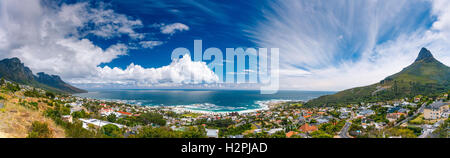 Camps Bay e testa di leone di montagna, incredibile paesaggio panoramico della città costiera tra due montagne, Cape Town, Sud Africa Foto Stock