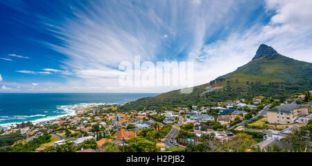 Camps Bay e testa di leone di montagna, incredibile paesaggio panoramico di una città costiera, parte di Table Mountain National Park Foto Stock