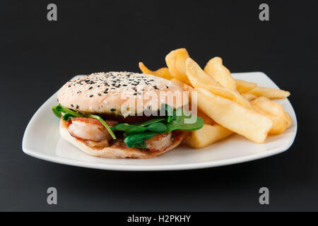 Burger con gamberi e patate fritte Foto Stock