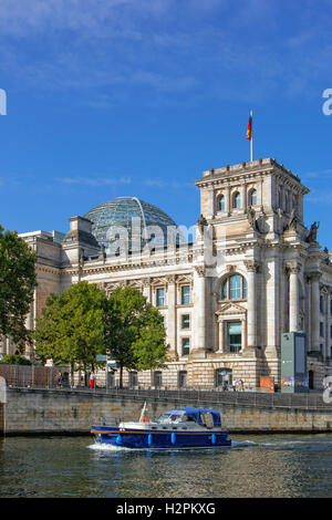 Il palazzo del Reichstag e il fiume Sprea a Berlino Foto Stock