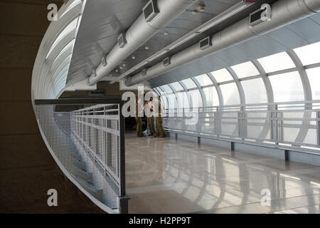 Femmina israeliano soldati all'interno Soroka Medical Center si trova nella città di Beersheba, Israele sud Foto Stock