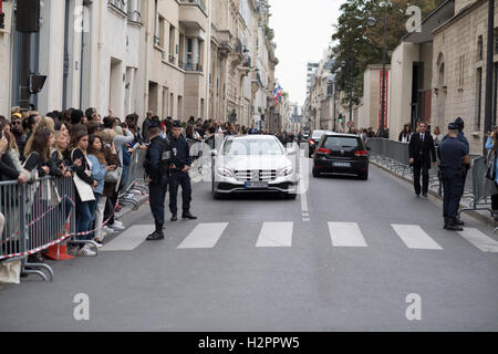 Parigi, Francia. Il 30 settembre, 2016. Vista generale dei tifosi fuori il Musée Rodin e chiusure della strada per il Christian Dior Collezione Show per la settimana della moda di Parigi la Primavera/Estate 2017 collezione mostra al Museo Rodin © Hugh Peterswald/Pacific Press/Alamy Live News Foto Stock