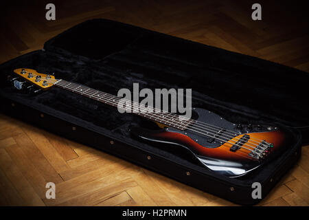 Jazz bass guitar in aperto valigia imbottita sul parquet. Foto Stock