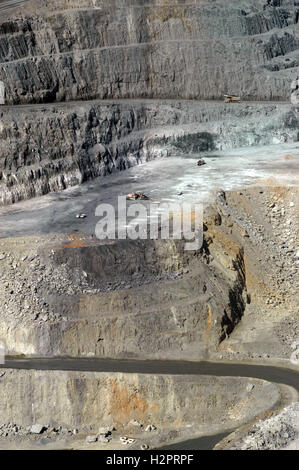 Vista dentro il foro ampio e macchine di grandi dimensioni della miniera d'oro in Kalgoorlie in Australia Occidentale Foto Stock