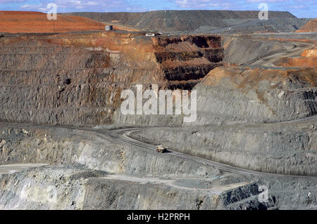 Vista dentro il foro ampio e macchine di grandi dimensioni della miniera d'oro in Kalgoorlie in Australia Occidentale Foto Stock