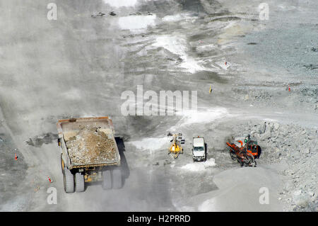 Vista dentro il foro ampio e macchine di grandi dimensioni della miniera d'oro in Kalgoorlie in Australia Occidentale Foto Stock