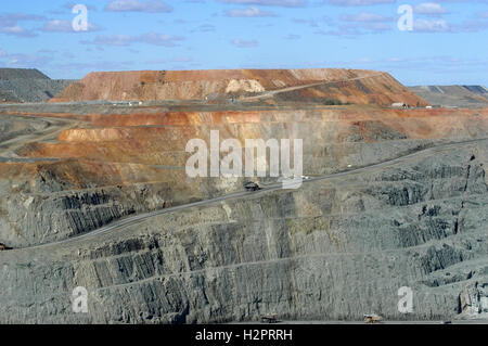 Vista dentro il foro ampio e macchine di grandi dimensioni della miniera d'oro in Kalgoorlie in Australia Occidentale Foto Stock