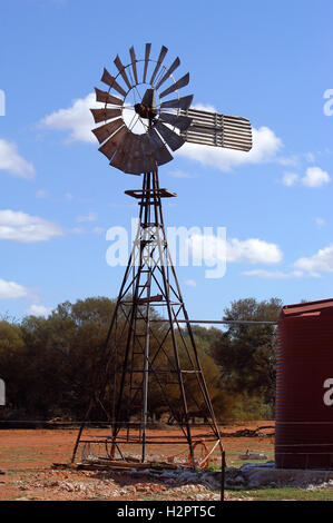 Mulino a vento nel bush australiano Foto Stock