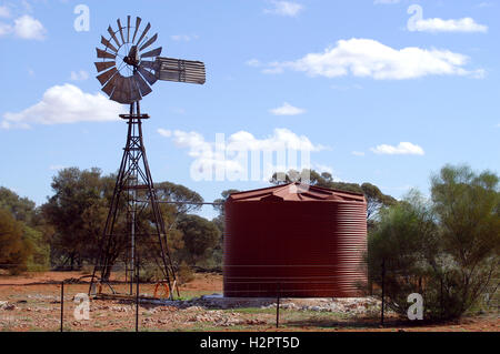 Mulino a vento nel bush australiano Foto Stock