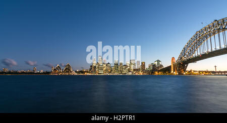 Skyline della città di Sydney durante la notte con il Sydney Harbour Bridge, Opera House e il distretto centrale degli affari Foto Stock