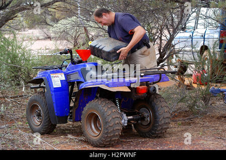 Per riempire il serbatoio con il suono quad nel deserto australiano Foto Stock