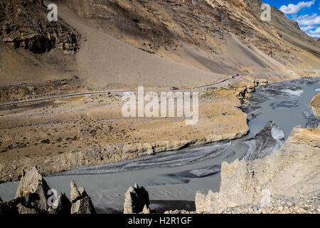 Escursioni in bicicletta la Manali a Leh autostrada, Himalaya indiano (salendo la Gata Loop e Lachalung La in bicicletta scendendo poi a Pang attraverso lo Zanskar gamma) Foto Stock