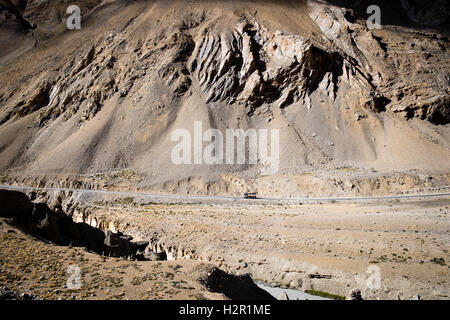 Escursioni in bicicletta la Manali a Leh autostrada, Himalaya indiano (salendo la Gata Loop e Lachalung La in bicicletta scendendo poi a Pang attraverso lo Zanskar gamma) Foto Stock