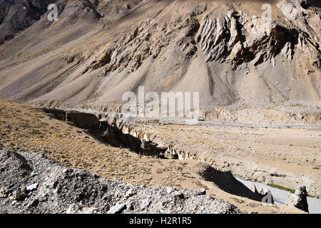 Escursioni in bicicletta la Manali a Leh autostrada, Himalaya indiano (salendo la Gata Loop e Lachalung La in bicicletta scendendo poi a Pang attraverso lo Zanskar gamma) Foto Stock