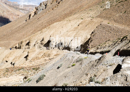 Escursioni in bicicletta la Manali a Leh autostrada, Himalaya indiano (salendo la Gata Loop e Lachalung La in bicicletta scendendo poi a Pang attraverso lo Zanskar gamma) Foto Stock