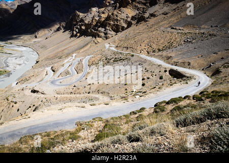 Escursioni in bicicletta la Manali a Leh autostrada, Himalaya indiano (salendo la Gata Loop e Lachalung La in bicicletta scendendo poi a Pang attraverso lo Zanskar gamma) Foto Stock