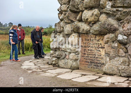 I turisti che cercano il Memorial Cairn per giacobita caduti soldati sul campo di battaglia di Culloden vicino a Inverness, Scotland, Regno Unito Foto Stock
