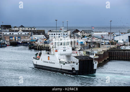 Il traghetto MV Lochinvar di Caledonian Macbrayne entra nel porto di Mallaig, Lochaber, Scotland, Regno Unito Foto Stock