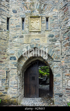 Cancello di ingresso al Castello Eilean Donan, Ross and Cromarty, Highlands occidentali della Scozia, Regno Unito Foto Stock