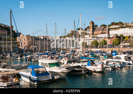 Guardando attraverso il porto di Torquay verso la città Foto Stock