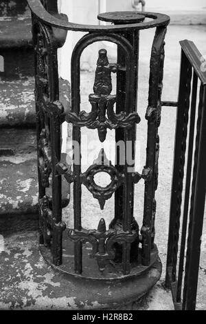 Un primo piano di dettagli sulla lavorazione del ferro battuto su una scala ringhiera. Foto Stock