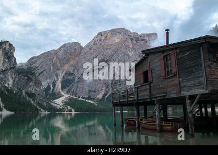 Il lago di Braies / Lago di Braies / Lago di Braies, nelle Dolomiti italiane, Südtirol / Alto Adige / Alto Adige - Italia Foto Stock