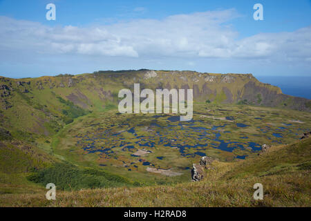 Caldera del vulcano estinto Rano Kau sull'Isola di Pasqua Foto Stock