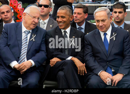 Gerusalemme, Israele. 30 Settembre, 2016. Presidente israeliano Reuven Rivlin, sinistra, si siede con il Presidente degli Stati Uniti Barack Obama e il Primo Ministro israeliano Benjamin Netanyahu durante i funerali del presidente israeliano Shimon Peres a Mt. Herzl Cimitero Settembre 30, 2016 a Gerusalemme, Israele. Peres è deceduto il 28 settembre all'età di 93 ed è stato l ultimo dei padri fondatori della moderna Israele. Credito: Planetpix/Alamy Live News Foto Stock