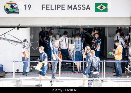 Kuala Lumpur, Malesia. Il 30 settembre, 2016. Felipe Massa in attesa di iniziare la sua esecuzione in Malesia GP di F1. Credito: Danny Chan/Alamy Live News. Foto Stock