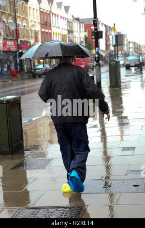 A nord di Londra, Regno Unito. 01 ott 2016. Regno Unito meteo. Persone riparo dalla pioggia nel nord di Londra. Credito: Dinendra Haria/Alamy Live News Foto Stock