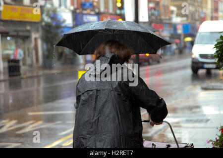 A nord di Londra, Regno Unito. 01 ott 2016. Regno Unito meteo. Persone riparo dalla pioggia nel nord di Londra. Credito: Dinendra Haria/Alamy Live News Foto Stock