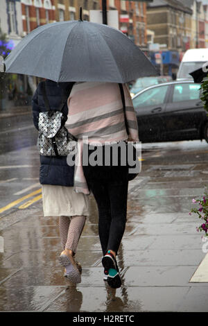 A nord di Londra, Regno Unito. 01 ott 2016. Regno Unito meteo. Persone riparo dalla pioggia nel nord di Londra. Credito: Dinendra Haria/Alamy Live News Foto Stock