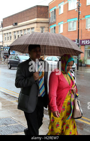 A nord di Londra, Regno Unito. 01 ott 2016. Regno Unito meteo. Persone riparo dalla pioggia nel nord di Londra. Credito: Dinendra Haria/Alamy Live News Foto Stock