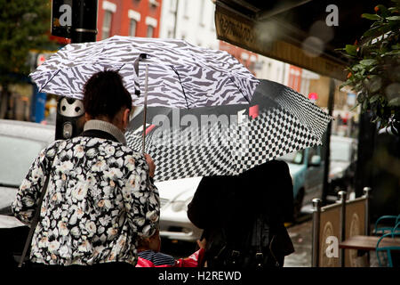 A nord di Londra, Regno Unito. 01 ott 2016. Regno Unito meteo. Persone riparo dalla pioggia nel nord di Londra. Credito: Dinendra Haria/Alamy Live News Foto Stock