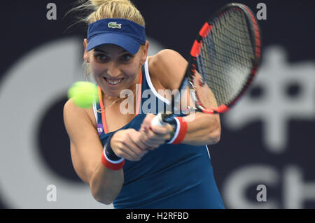 Pechino, Cina. 1 Ott 2016. Elena Vesnina della Russia colpisce un ritorno al suo connazionale Ekaterina Makarova durante le Donne Singoli Primo turno corrisponde al China Open Tennis Tournament a Pechino in Cina, 1 ottobre, 2016. Vesnina ha perso la partita 0-2. Credito: Ju Huanzong/Xinhua/Alamy Live News Foto Stock