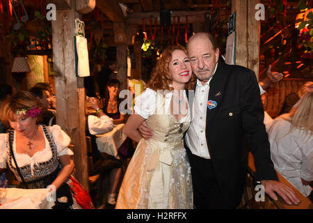 Produttore di musica Ralph Siegel e la sua fidanzata Laura della Kaefer può essere visto nel della Kaefer tenda a Siegel il compleanno, con Dunja Siegel sulla sinistra, alla Oktoberfest a Monaco di Baviera, Germania, il 30 settembre 2016. Il 183rd Oktoberfest si svolge dal 17 settembre al 03 ottobre 2016. Foto: FELIX HOERHAGER/dpa Foto Stock