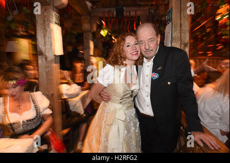 Produttore di musica Ralph Siegel e la sua fidanzata Laura della Kaefer può essere visto nel della Kaefer tenda a Siegel il compleanno, con Dunja Siegel sulla sinistra, alla Oktoberfest a Monaco di Baviera, Germania, il 30 settembre 2016. Il 183rd Oktoberfest si svolge dal 17 settembre al 03 ottobre 2016. Foto: FELIX HOERHAGER/dpa Foto Stock