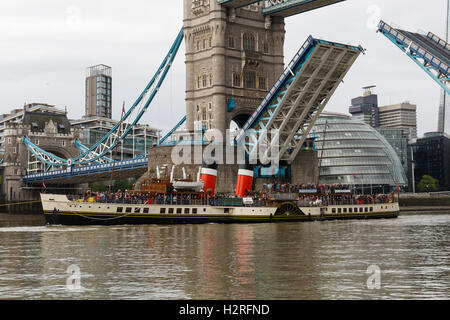 Londra. Regno Unito. 1° ottobre 2016. I turisti sui battelli a vapore Waverley (PS Waverley) come lei passa sotto sollevato il Tower Bridge sul fiume Tamigi questa mattina. Il Waverley, costruito nel Clyde, in Scozia nel 1956, è il mondo del ultime navi marittime battello a vapore nel mondo ed è in visita a Londra per il suo settantesimo anniversario dal momento che lei è stato lanciato per la prima volta. Credito: Vickie Flores/Alamy Live News Foto Stock