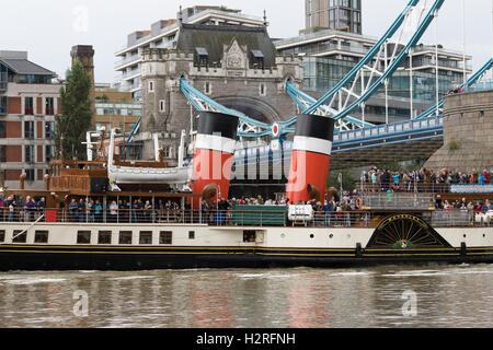 Londra. Regno Unito. 1° ottobre 2016. I turisti sui battelli a vapore Waverley (PS Waverley) come ella ha vaporizzato sotto un sollevato il Tower Bridge sul fiume Tamigi questa mattina. Il Waverley, costruito nel Clyde, in Scozia nel 1956, è il mondo del ultime navi marittime battello a vapore nel mondo ed è in visita a Londra per il suo settantesimo anniversario dal momento che lei è stato lanciato per la prima volta. Credito: Vickie Flores/Alamy Live News Foto Stock