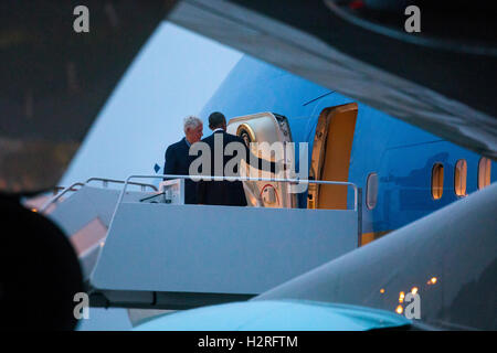 Il Presidente degli Stati Uniti Barack Obama (R) ed ex presidente degli Stati Uniti Bill Clinton (L) a piedi dalla Air Force One su di loro ritorna alla Andrews Air Force Base forma Israele, dove hanno partecipato ai funerali di Shimon Peres, nel Maryland, Stati Uniti d'America, 30 settembre 2016. Credito: Jim LoScalzo / Pool via CNP /MediaPunch Foto Stock