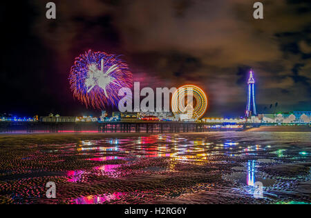 Fuochi d'artificio al di sopra del Central Pier di Blackpool, Lancashire, Inghilterra, Regno Unito Foto Stock