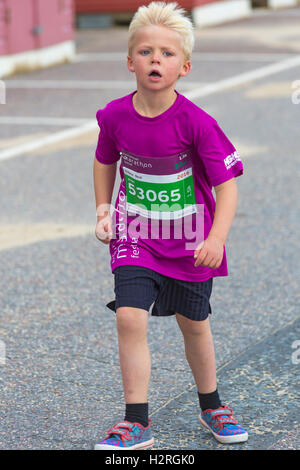 Bournemouth Dorset, Regno Unito. 1 ottobre 2016. I bambini di età compresa tra i 6-8 anni prendere parte nella Junior 1,5k gara run alla maratona di Bournemouth Festival. Ragazzo in esecuzione. Credito: Carolyn Jenkins/Alamy Live News Foto Stock