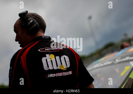 Fawkham, Longfield, UK. 1 Ottobre, 2016. BTCC racing team Motorbase Performance durante la sessione di qualifiche della Dunlop MSA British Touring Car Championship a Brands Hatch circuito GP (foto di gergo Toth / Alamy Live News) Foto Stock