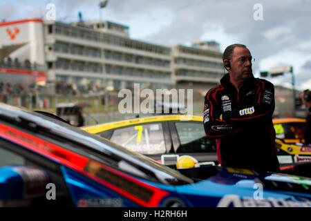 Fawkham, Longfield, UK. 1 Ottobre, 2016. BTCC racing team Motorbase Performance durante la sessione di qualifiche della Dunlop MSA British Touring Car Championship a Brands Hatch circuito GP (foto di gergo Toth / Alamy Live News) Foto Stock